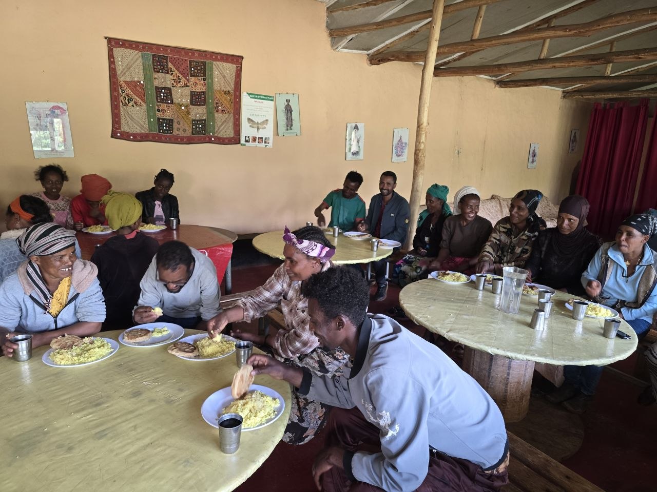 Employees and elderly neighbors sharing lunch at the Gallica canteen